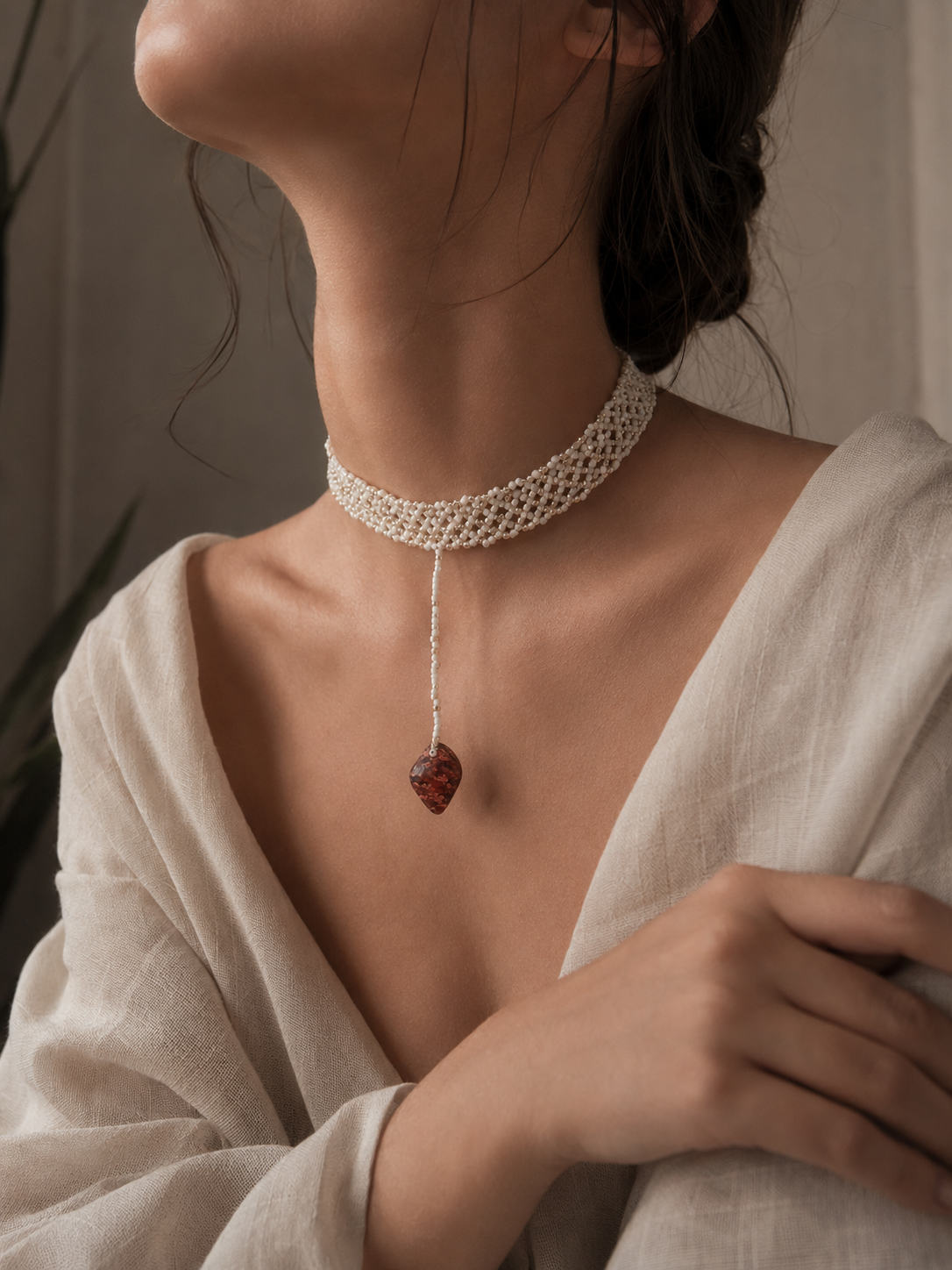 Collar Blanco Piedra Dorada - Image 2