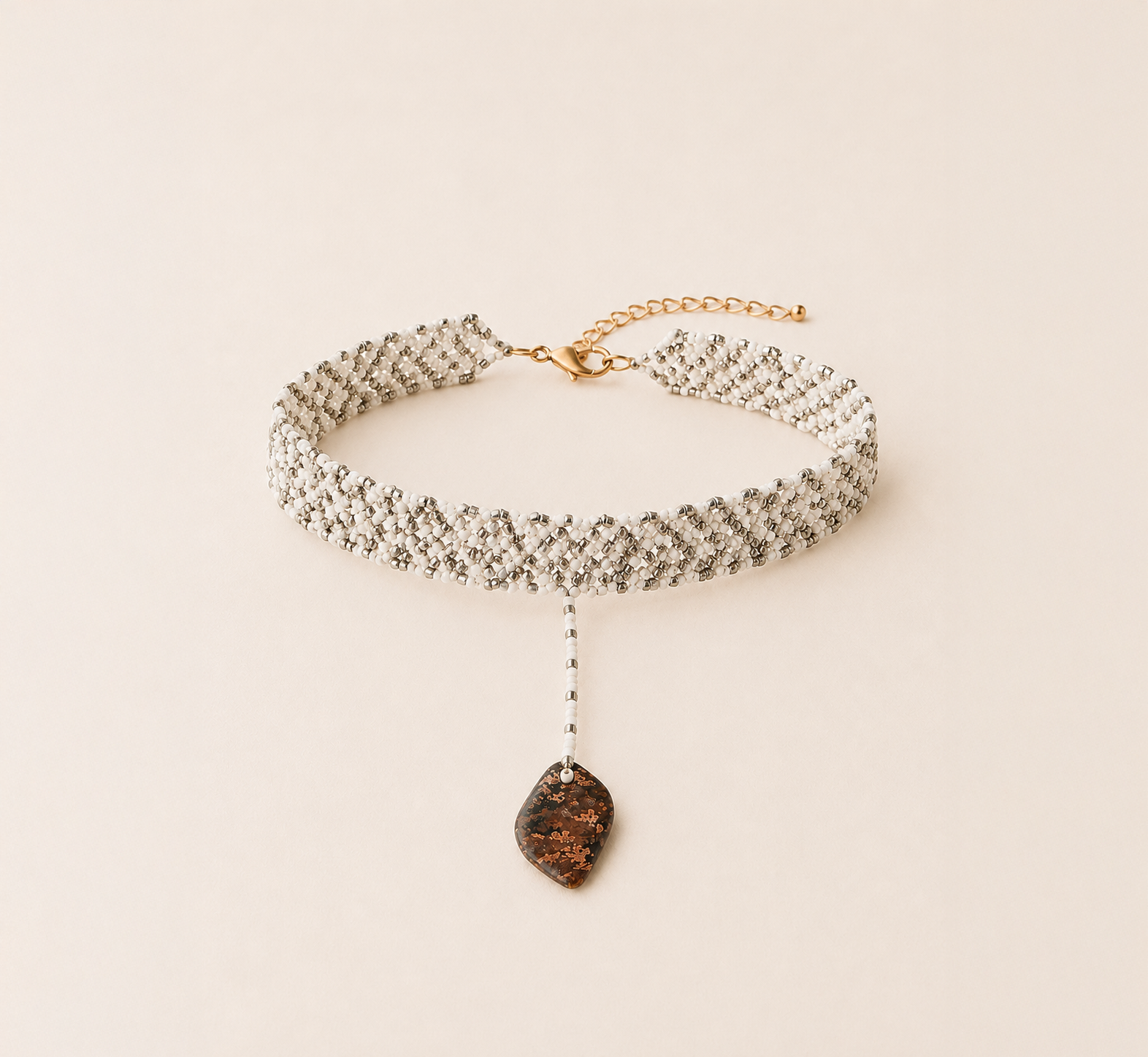 Collar Blanco Piedra Dorada